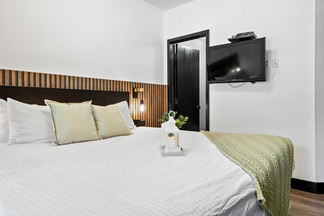 The Mountaineer By Instantsuites Pool & Hottub Canmore Eksteriør billede