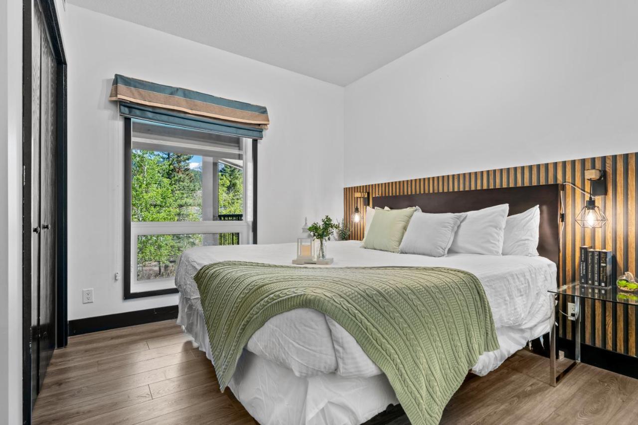 The Mountaineer By Instantsuites Pool & Hottub Canmore Eksteriør billede